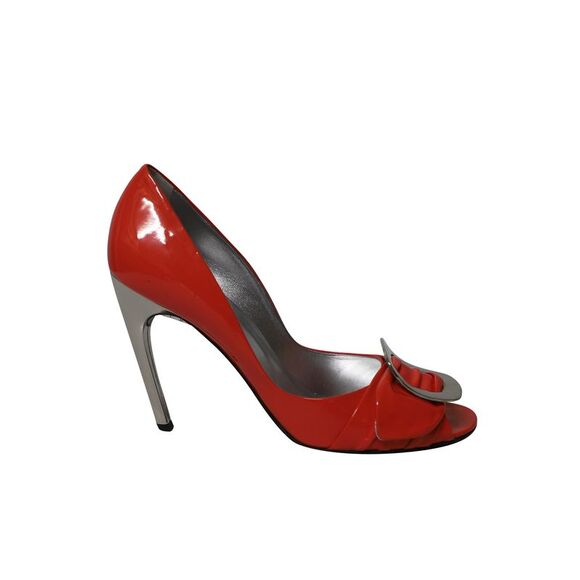 Roger Vivier Spuntata Gigi Pumps in Coral Patent Leather